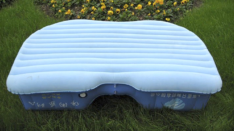 Illustration for article titled Inflatable Backseat Bed Adds A Touch of Luxury to Living Out of Your Car